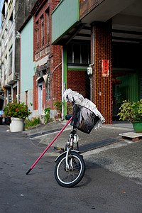 台湾台北街头带拖把的自行车背景图片