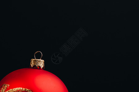 圣诞新年装饰成分 木木背景上毛树枝和球框的顶端视图 以及您文字的位置 关闭 明信片 卡片背景图片