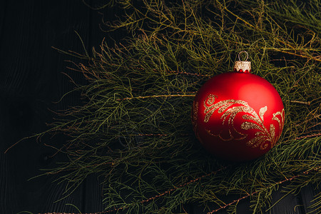 圣诞新年装饰成分 木木背景上毛树枝和球框的顶端视图 以及您文字的位置 关闭 装饰风格 圣诞节背景图片