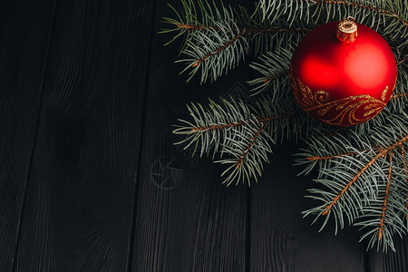圣诞新年装饰成分 木木背景上毛树枝和球框的顶端视图 以及您文字的位置 关闭 玻璃 问候语背景图片