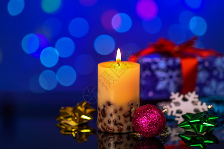 蜡烛和圣诞节装饰品 辉光 燃烧 庆典 喜庆的 发光的 红色的背景图片