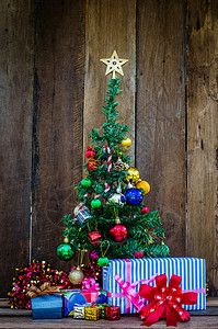 圣诞树 有丰富多彩的装饰品 针叶树 惊喜 金子 圣诞节前夕背景图片