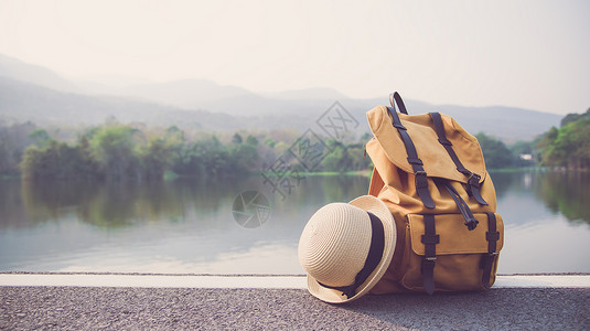 背包和旅行附件 旅行情人在广告中旅行背景图片