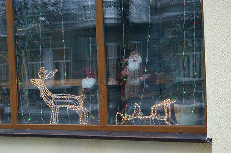 圣诞灯在窗户上背景图片