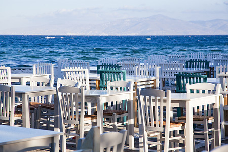 海边的餐椅和餐桌 岛 玻璃 空的 天空 水夏天高清图片素材