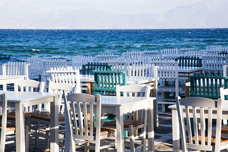 海边的餐椅和餐桌 餐厅 蓝色的 喝 桌子 玻璃 自然假期高清图片素材