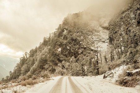 蒸汽波风格雪山朦胧的电影山路景观 风景与岩石 晴天天空和云彩美丽的山柏油路在冬天晚上 帕米尔和兴都库什山脉 春天的早晨 复古风格背景