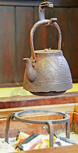 日本老茶壶 烧木炭炉高清图片