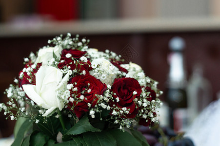 新娘手上有一束玫瑰 特辑中详细细节 隆重的盛会 情人节 花的背景图片