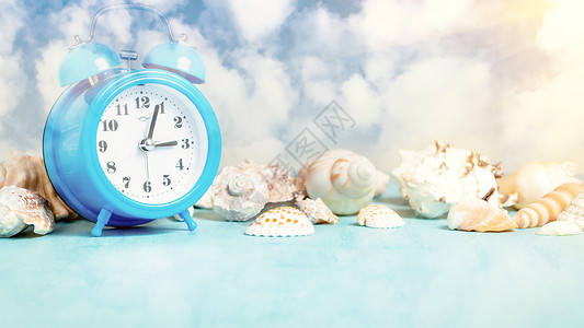 剪纸风云彩边框蓝桌上的贝壳边框和闹钟与云彩相映的蓝天 — 暑假和假期概念 复制空间 文本位置 闲暇 贝壳背景背景