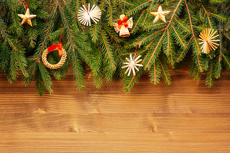 带有圣诞树枝和装饰品的边框 文本复制空间 红色的 假期背景图片