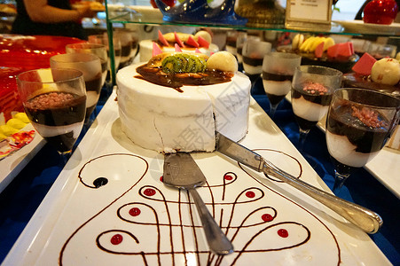 美丽的生日蛋糕和刀子 在Banquet饭店的餐厅 优雅 健康背景图片