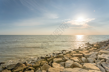 在梅拉卡 长堤断墙海岸线和水平日落 支撑 日出背景图片