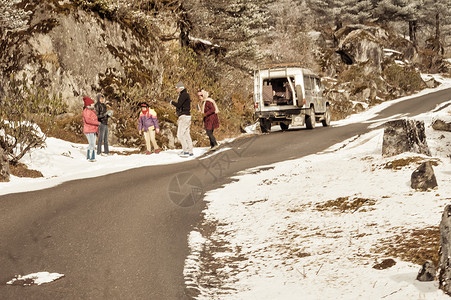 12道锋味Leh Manali 公路  2018 年 12 月-汽车因降雪而暂停 旅游团游牧 Banjara 行人在寒假期间在多风雪雾背景