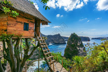 树屋印度尼西亚巴厘岛努沙佩尼达岛的树木屋和钻石海滩背景
