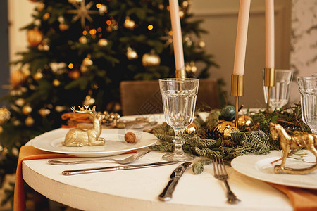 企业晚宴邀请函客厅的圣诞晚宴餐桌 关门观光 蜡烛 礼物 冬天背景
