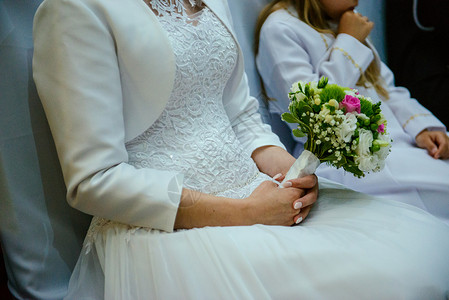 婚礼期间教堂婚礼的新娘和新郎 漂亮极了 走道头发高清图片素材