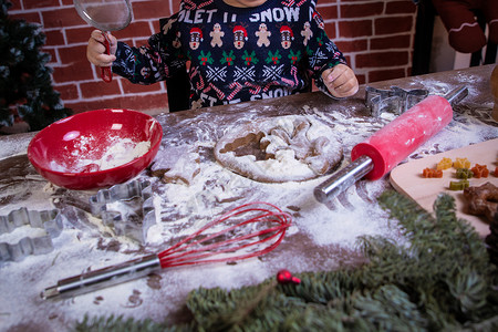 做饼干孩子们在厨房里做圣诞饼干的小孩们 他们要吃什么? 假期 家背景