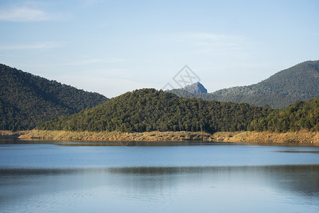 阳光明媚的一天 美丽的湖泊环绕在山上 土地日出高清图片素材
