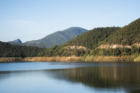阳光明媚的一天 美丽的湖泊环绕在山上 魔法河高清图片素材