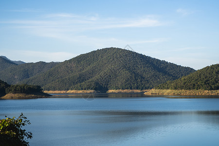 阳光明媚的一天 美丽的湖泊环绕在山上 河首脑高清图片素材