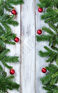 挂在常青的圣诞红装饰品垂直边框背景图片