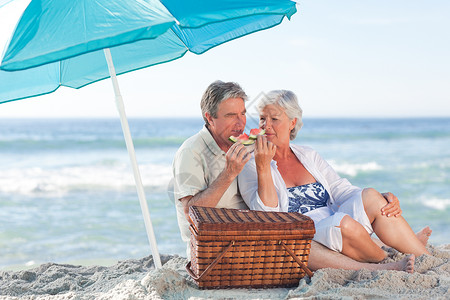 年长夫妇在沙滩上幻想 老的 浪漫 健康 爱 夫妻背景图片