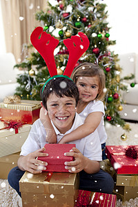 快乐的兄妹庆祝圣诞节日 假期 冬天 女儿 家庭庆典高清图片素材