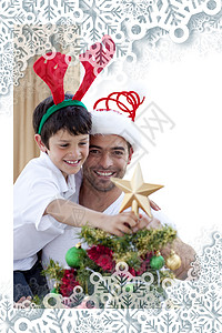 爸爸和男孩装饰圣诞树 雪 爱 喜庆 晚上 幸福男生高清图片素材