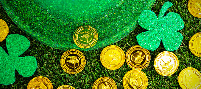 帽子中金币圣帕特里克节妖精帽三叶草和巧克力金币背景