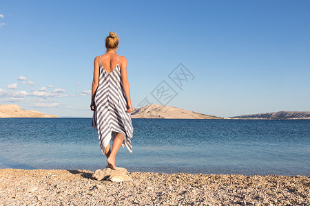 享受深下午在克罗地亚帕格岛白沙滩散步的无忧无女快乐 快乐的 闲暇背景图片