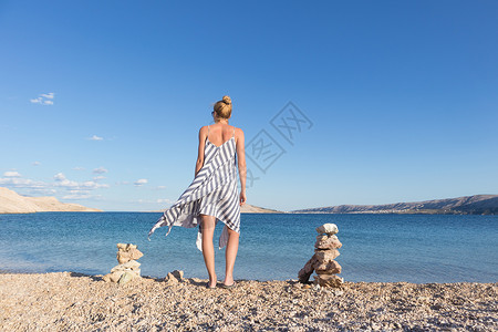 享受深下午在克罗地亚帕格岛白沙滩散步的无忧无女快乐 美丽 自由的背景图片