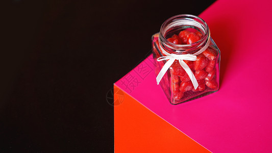 情人节概念 红黑背景的心放在罐子里 卡片 浪漫的背景图片