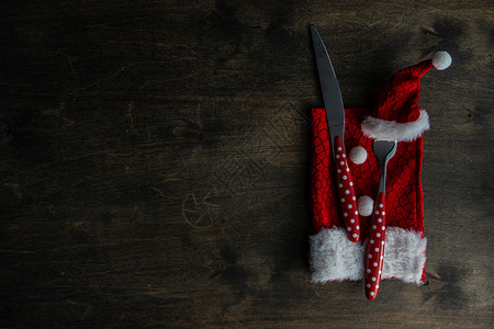 圣诞餐盘套装 丝带 餐巾 刀具 喜庆的 桌子 银器背景图片