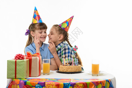 孩子蛋糕儿童坐在假日餐桌旁时保守秘密和说话背景
