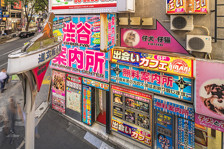 日本广告小车道 入口用一个灯柱标志 路 购物 天 黄昏背景