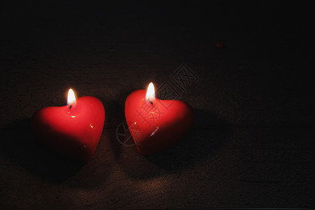 两根心形蜡烛在黑暗中燃烧 复制空间图片素材