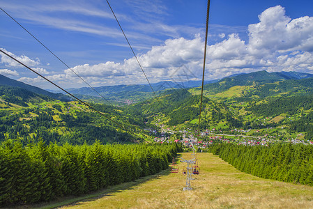 夏季风景绿山景的冬季度假度假胜地高清图片