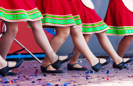 穿着传统服装的俄罗斯女孩在舞台上跳舞 戏服传统的高清图片素材