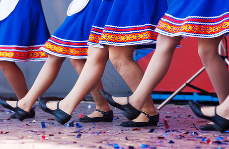穿着传统服装的俄罗斯女孩在舞台上跳舞 快乐的传统的高清图片素材