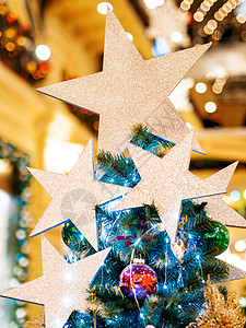 银色闪亮的星星 由彩虹制成 新年装饰圣诞树顶部 美好的 亲切背景图片