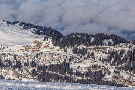 啫啫陈村粉法国现代滑雪胜地Flaine村 全景 山峰 寒冷的背景