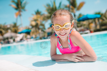 可爱的小女孩游泳在户外游泳池游泳 娱乐 活动图片