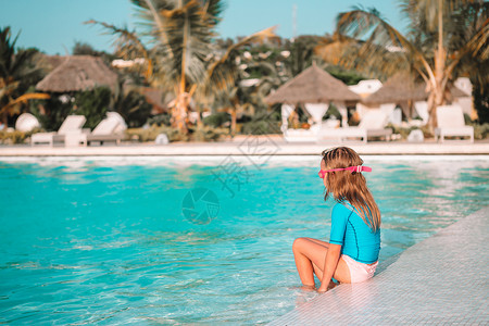 可爱的小女孩游泳在户外游泳池游泳 童年 笑图片