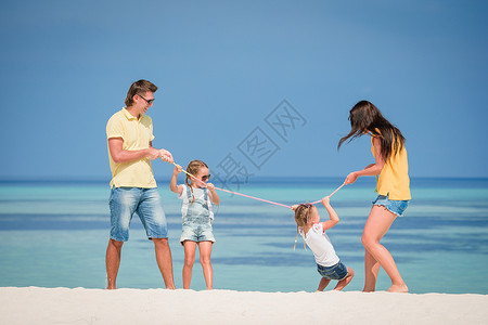 在海滩上幸福的美美家庭 海滨 女士 女孩 异国情调图片