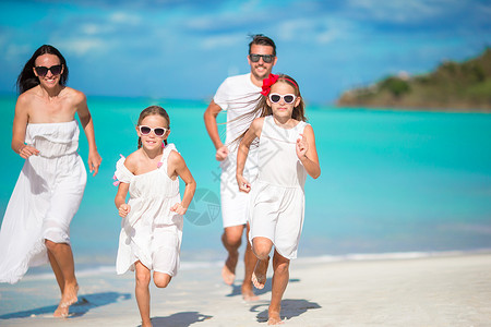 在海滩上幸福的美美家庭 母亲 女士 成人 喜悦 女孩图片