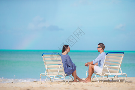 暑暑假在白沙滩的年轻夫妇 幸福的家庭享受他们的蜜月 浪漫的 旅游女孩高清图片素材