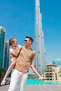 一家人快乐地在迪拜走来走去 背景中还有摩天大楼 奢华 城市水高清图片素材