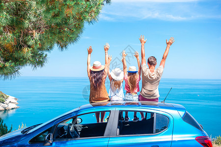 暑期汽车旅行和年轻家庭度假 运输 夏天 司机 车辆背景图片