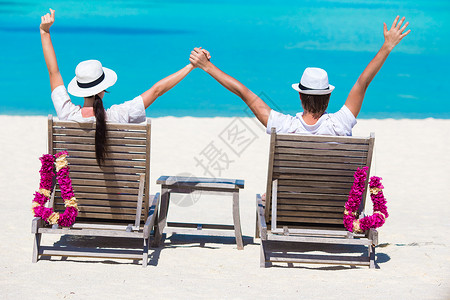 海滩热带度假期间快乐的年轻情侣 幸福 乐趣 女孩海洋高清图片素材